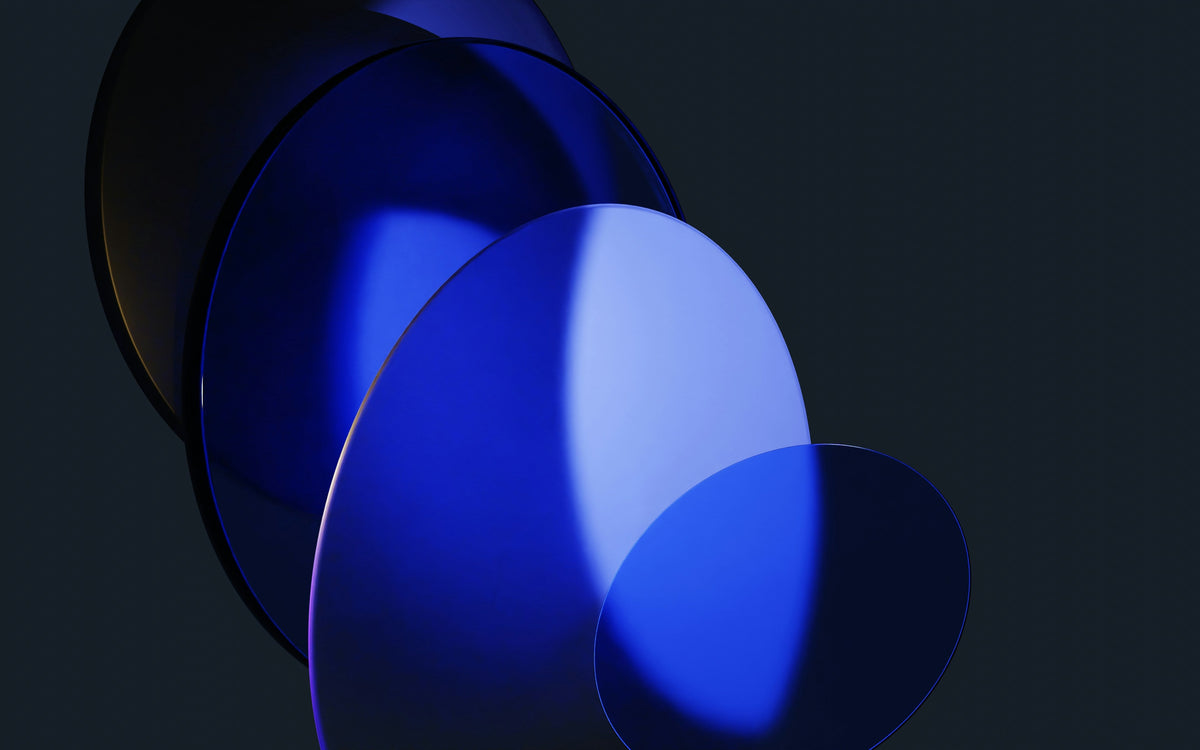 Formas de lente azul translúcidas sobre fondo oscuro