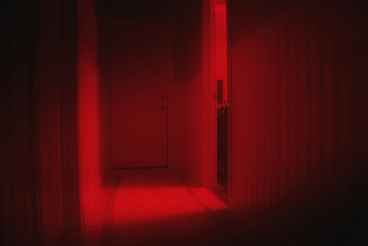Pasillo iluminado por una luz roja tenue en la oscuridad