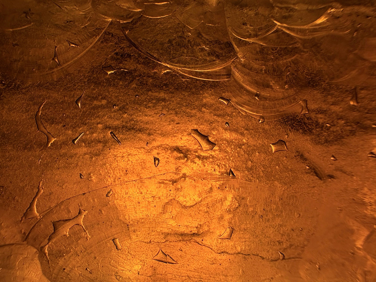 Textura de superficie dorada y ámbar con patrones orgánicos