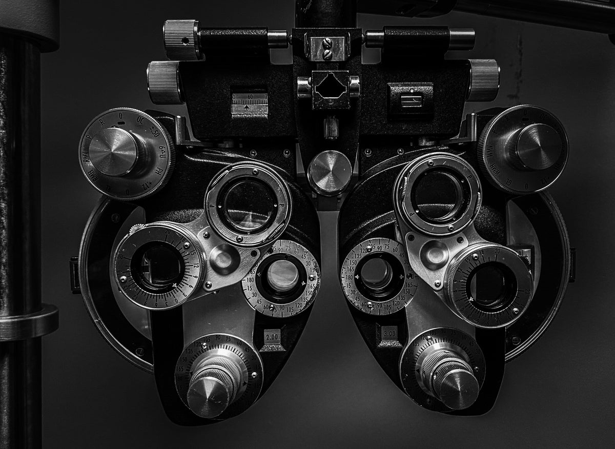 Foroptor de examen optométrico en blanco y negro